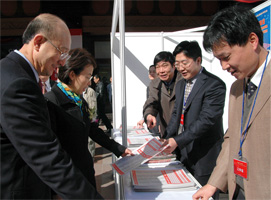 北京市人民政府副市長(zhǎng)茍仲文(右二)在咨詢活動(dòng)現(xiàn)場(chǎng)關(guān)注中國(guó)質(zhì)量檢驗(yàn)協(xié)會(huì)制作的張貼畫,并稱贊中國(guó)質(zhì)量檢驗(yàn)協(xié)會(huì)提倡的“365天,天天3.15;360行,質(zhì)檢幫你忙”的宣傳口號(hào)。