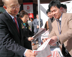 中國(guó)質(zhì)量檢驗(yàn)協(xié)會(huì)工作人員在咨詢活動(dòng)現(xiàn)場(chǎng)向支樹(shù)平副局長(zhǎng)詳細(xì)介紹《消費(fèi)知識(shí)·名優(yōu)企業(yè)宣傳手冊(cè)》。