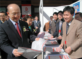 支樹平副局長在咨詢現(xiàn)場閱示中國質(zhì)量檢驗(yàn)協(xié)會(huì)編輯發(fā)放的《3.15消費(fèi)知識·名優(yōu)企業(yè)宣傳手冊》。