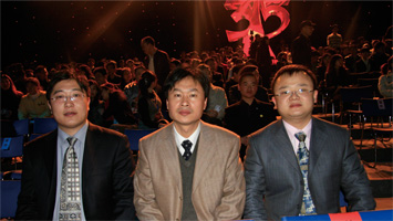 外國(guó)消費(fèi)者在咨詢活動(dòng)現(xiàn)場(chǎng)接受中國(guó)質(zhì)量檢驗(yàn)協(xié)會(huì)贈(zèng)閱的《宣傳手冊(cè)》并留影。