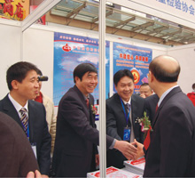 支樹(shù)平副局長(zhǎng)(右一)在中國(guó)質(zhì)量檢驗(yàn)協(xié)會(huì)咨詢臺(tái)前向秘書長(zhǎng)張軍(左二),會(huì)員工作部主任楊曉東(右二)等工作人員進(jìn)行了解和慰問(wèn)。